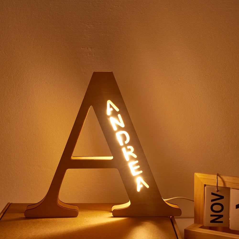 Luce notturna con lettera in legno personalizzata con nome 28 cm