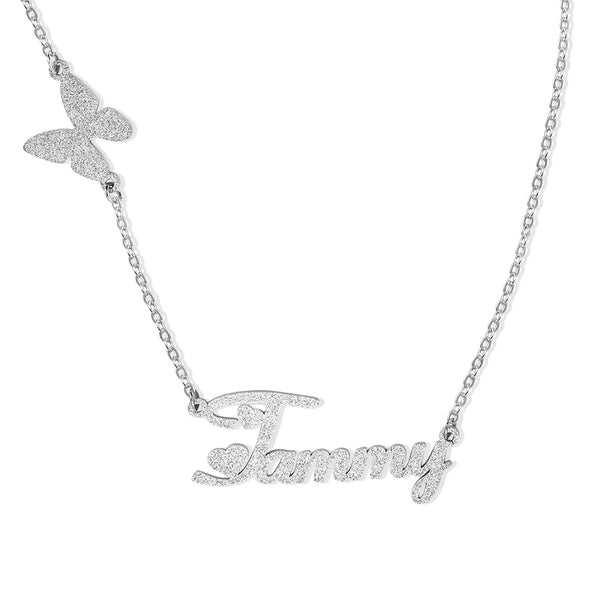 Collana con nome personalizzato a forma di farfalla sulla clavicola 