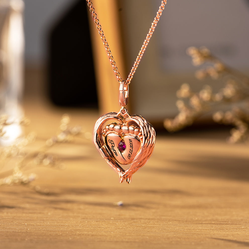 Collana con pietra portafortuna e ali d'angelo a forma di cuore che avvolgono i piedini del bambino 