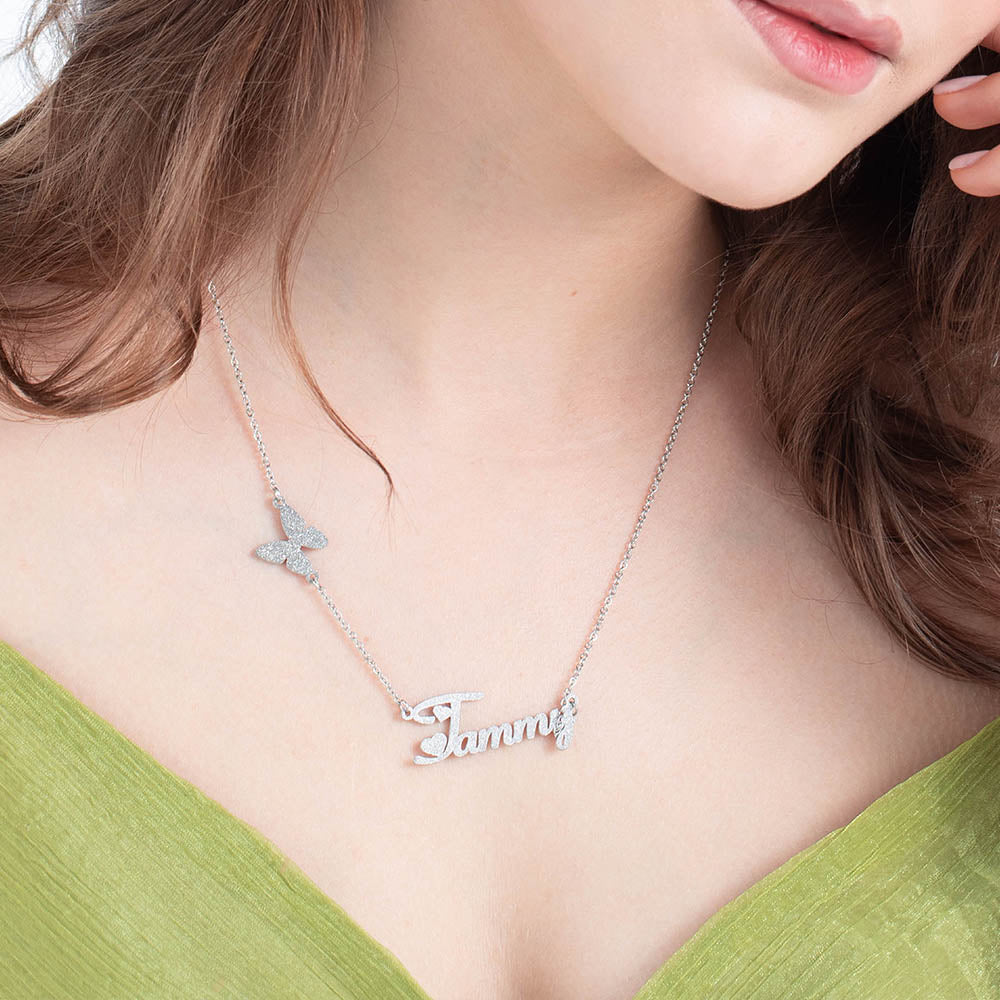 Collana con nome personalizzato a forma di farfalla sulla clavicola 