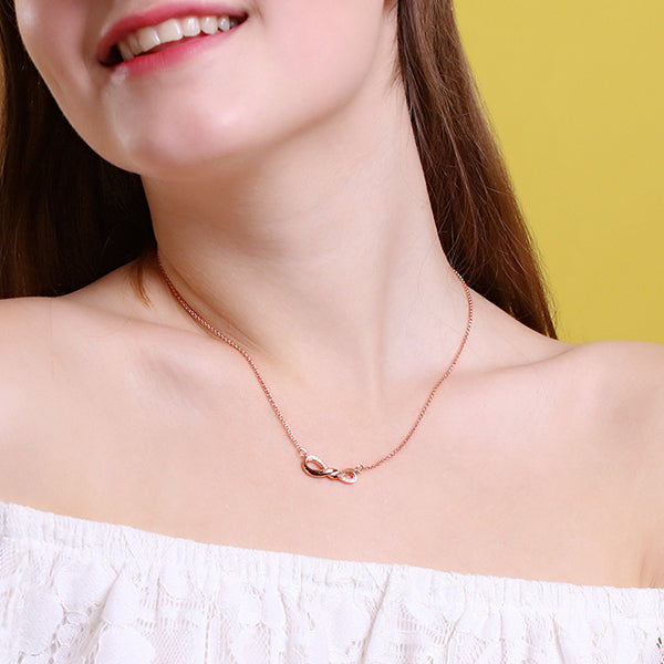 Collana con doppio nome infinito inciso per lei in oro rosa