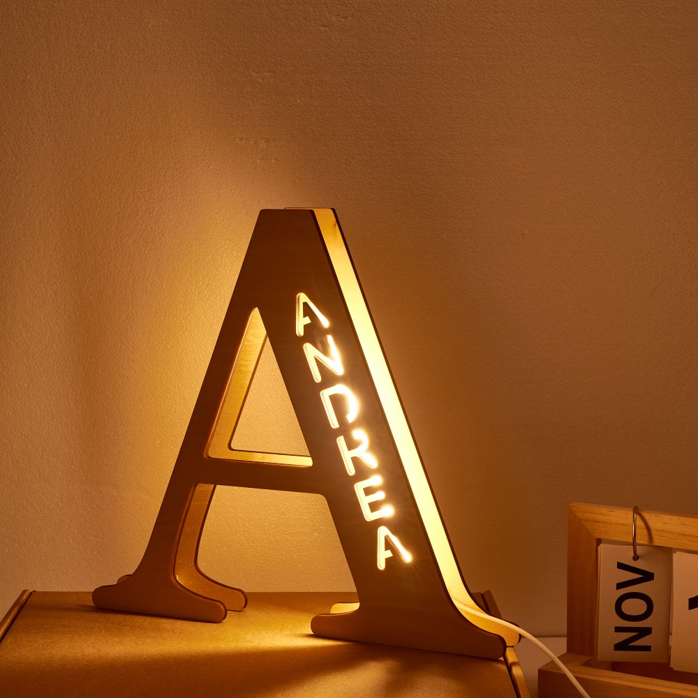 Luce notturna con lettera in legno personalizzata con nome 28 cm