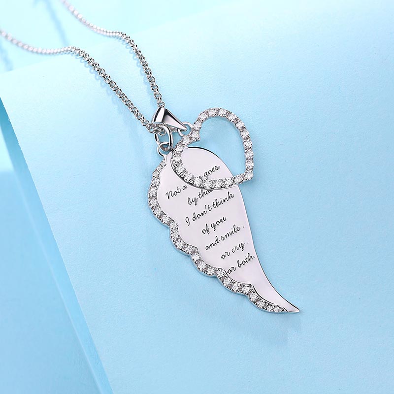 Collana personalizzata con cuore a forma di ali d'angelo in argento 