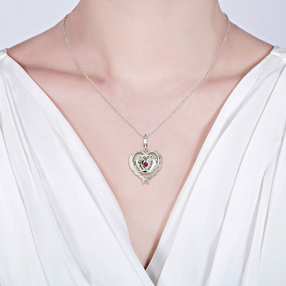 Collana con pietra portafortuna e ali d'angelo a forma di cuore che avvolgono i piedini del bambino 