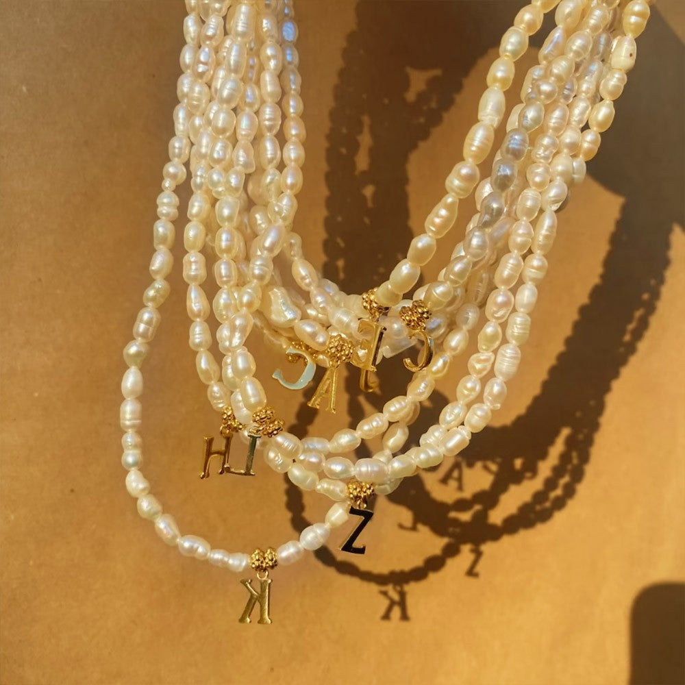 Collana di perle con ciondolo iniziale in oro personalizzato, delicata collana iniziale in perle d'acqua dolce per damigelle d'onore/regali di gioielli in oro per donne