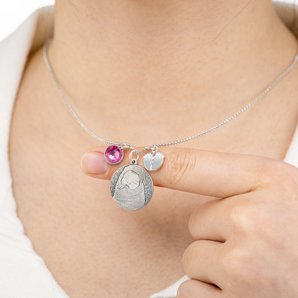 Collana con foto incisa con pietra portafortuna e piedini di bambino in argento sterling 