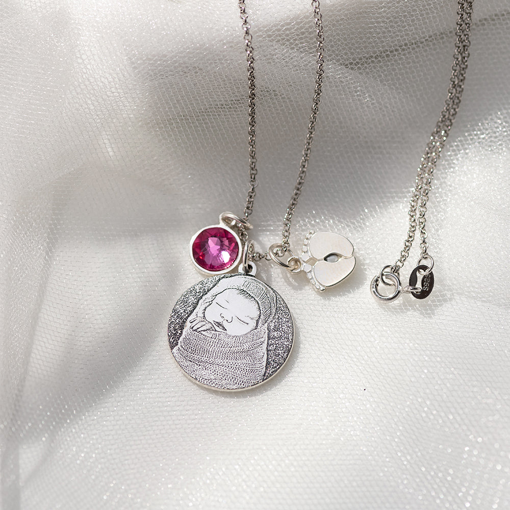 Collana con foto incisa con pietra portafortuna e piedini di bambino in argento sterling 