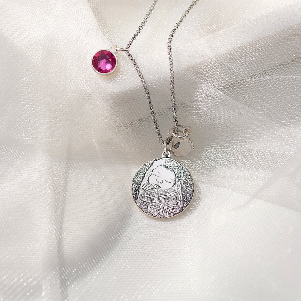 Collana con foto incisa con pietra portafortuna e piedini di bambino in argento sterling 