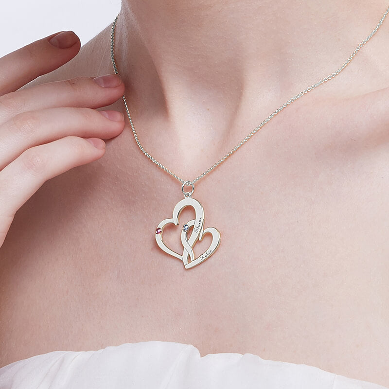 Collana a due cuori intrecciati con nomi e pietre portafortuna 