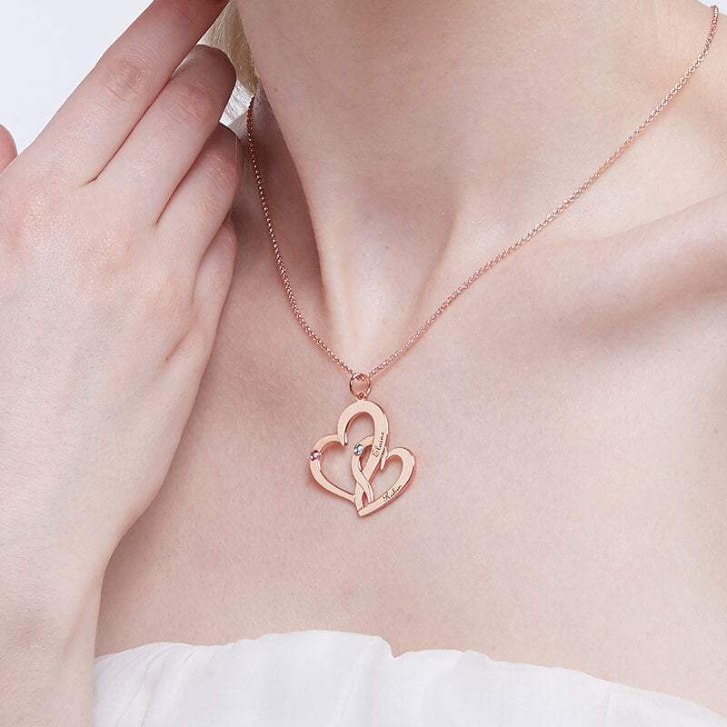 Collana a due cuori intrecciati con nomi e pietre portafortuna 