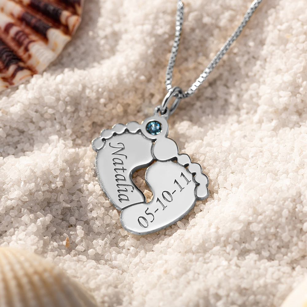 Collana in argento con piedini di bambino incisi e pietra portafortuna personalizzata 