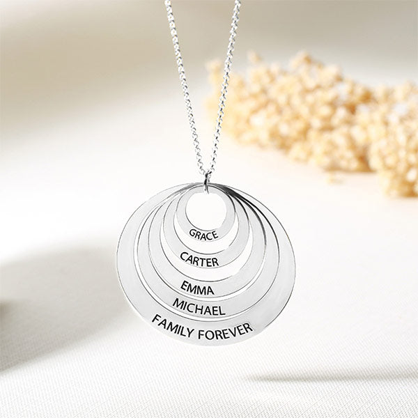 Collana con cerchio impilato in argento sterling con incisione della famiglia 