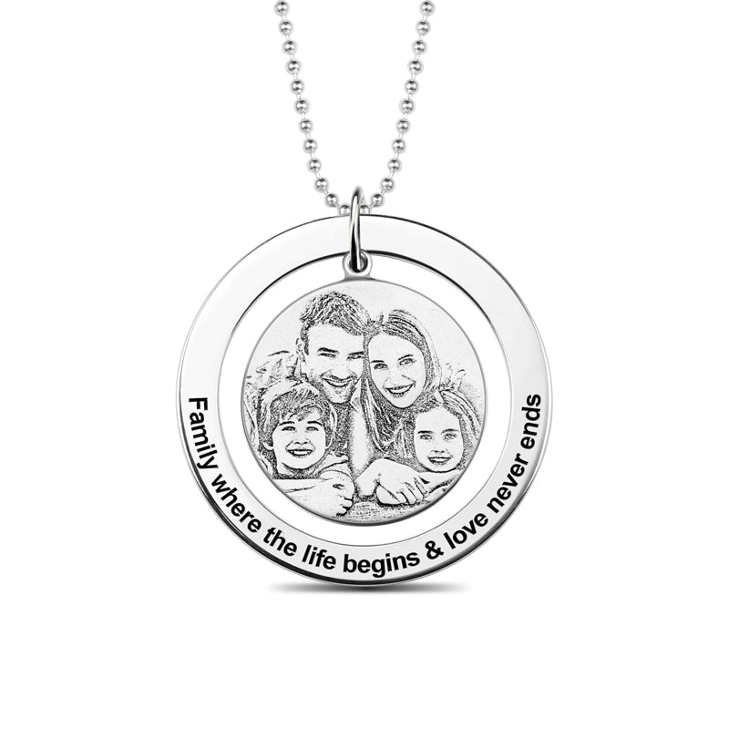 Collana con ciondolo ad anello circolare e cerchio inciso con foto di famiglia 