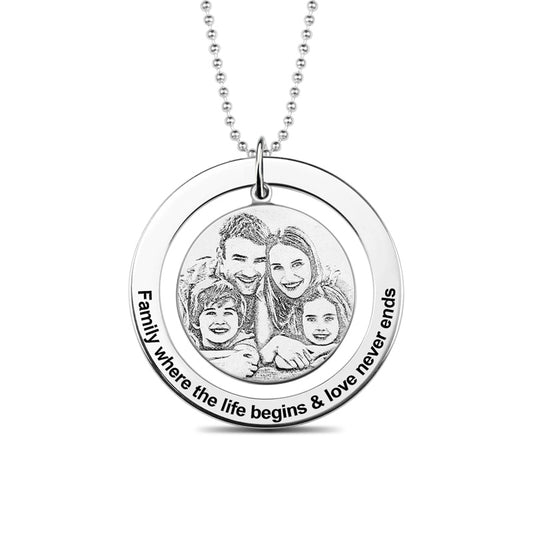 Collana con ciondolo ad anello circolare e cerchio inciso con foto di famiglia 