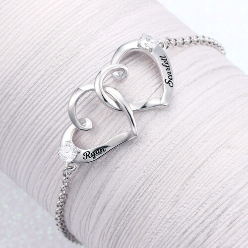 Braccialetto personalizzato con doppio cuore inciso e nomi in argento sterling 