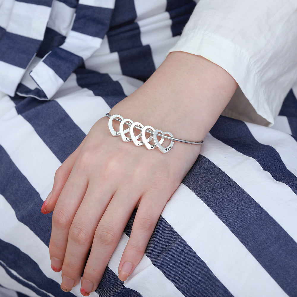 Bracciale Bangle personalizzato con ciondoli a forma di cuore in argento 