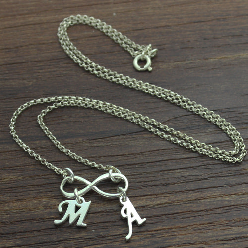 Collana personalizzata Infinity con doppie iniziali in argento sterling